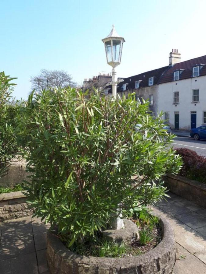 Oyo 3 Crescent Gardens Hotel Bath Exterior photo
